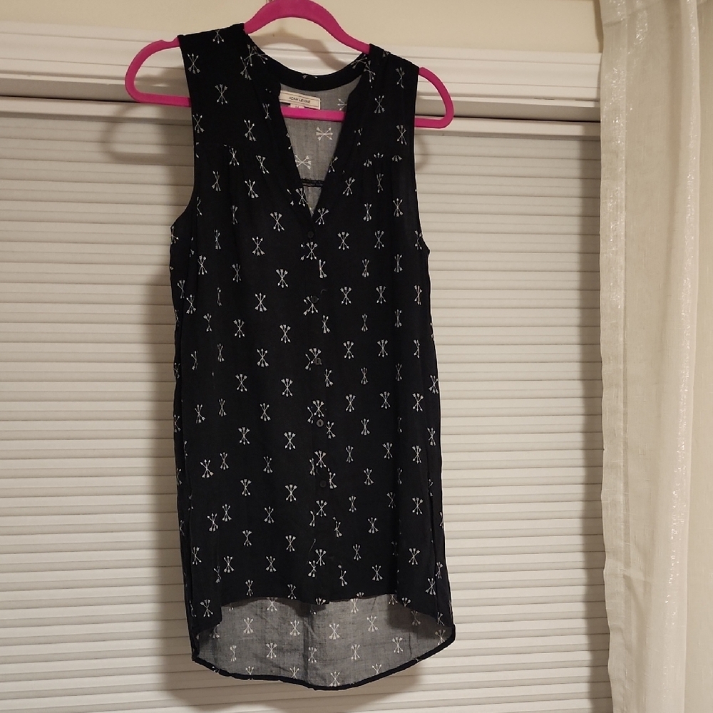 Adam Levin Black Sleeveless Top with White Arrow Pattern